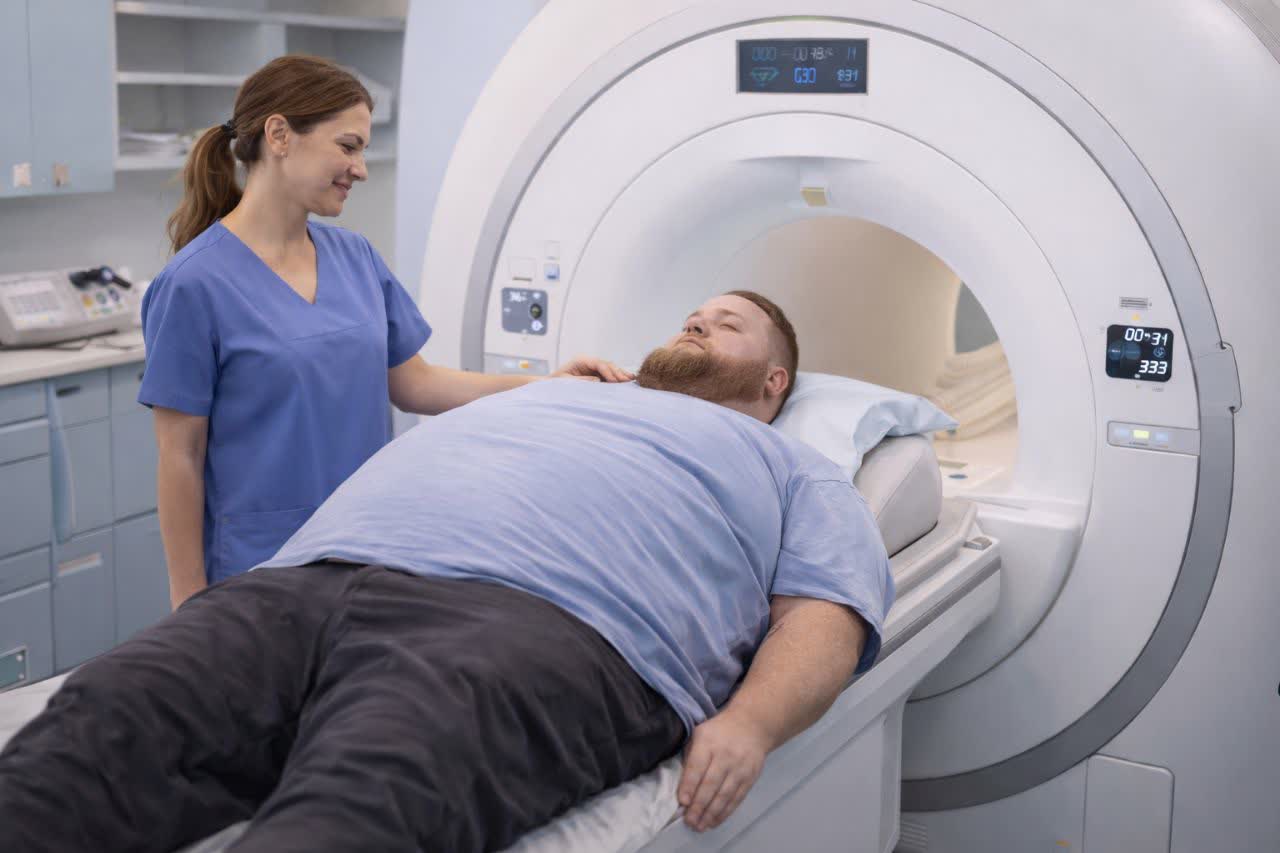 چرا برخی مراکز تصویربرداری برای بیماران بالای ۱۰۰ کیلوگرم MRI انجام نمی‌دهند؟